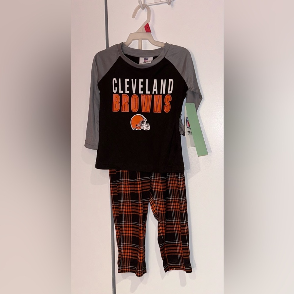 NWT NFL Kids Cleveland Browns 2 piece set pajamas. Size 2T